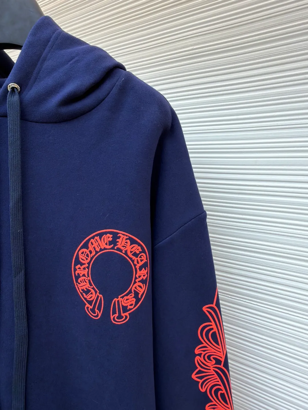 Chrome Hearts Horseshoe flower hooded sweatshirt ●Article number: 1681506-A85 ●Material: Australian velvet satin technical cotton fabric ●Technology: glue printing ●Color: blue and red ●Version: fitted version ●Weight: about 865 grams ●Size: S-M-L-XL ●Description: Australian velvet satin technical cotton Excellent texture Comfortable and close to the skin A touch of midnight navy dip dyeing Low-key elegance Three forms of realistic red horseshoe flowers Like the trend, the flame ink naturally smudges on the rice paper, controlling the visual focus. From concrete totems to abstract light spots, whispering that I am the rock oracle of the rules. A rebellious ceremony about wearing and performing, using glue printing. The printing has been revised three times on the film screen. The glue liquid paint is used to print the pattern on the fabric. The fabric is baked to fix the printed pattern. The overall wiring is straight and delicate, the fabric is comfortable and soft, and the color is consistent without color difference. It can be matched with the same style to create a fashionable look and control various occasions. Customized accessories, complete with three standards, same style for men and women!